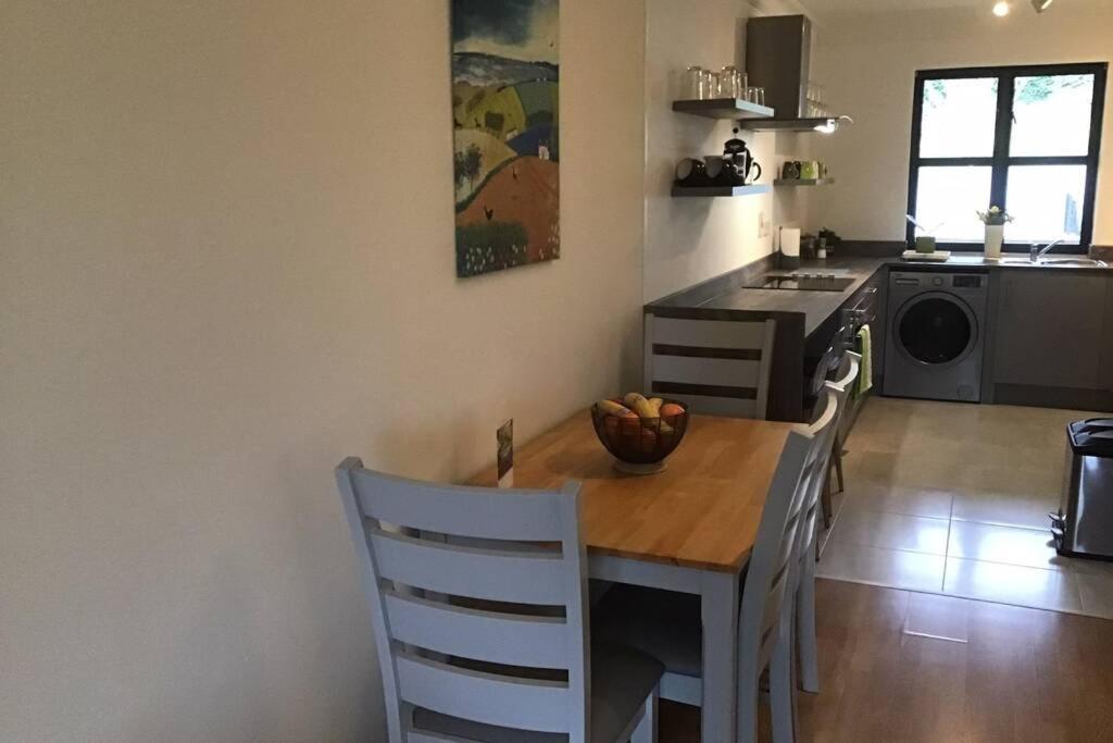 Waterfront Apartment Completely Refurbished Westport Exteriér fotografie